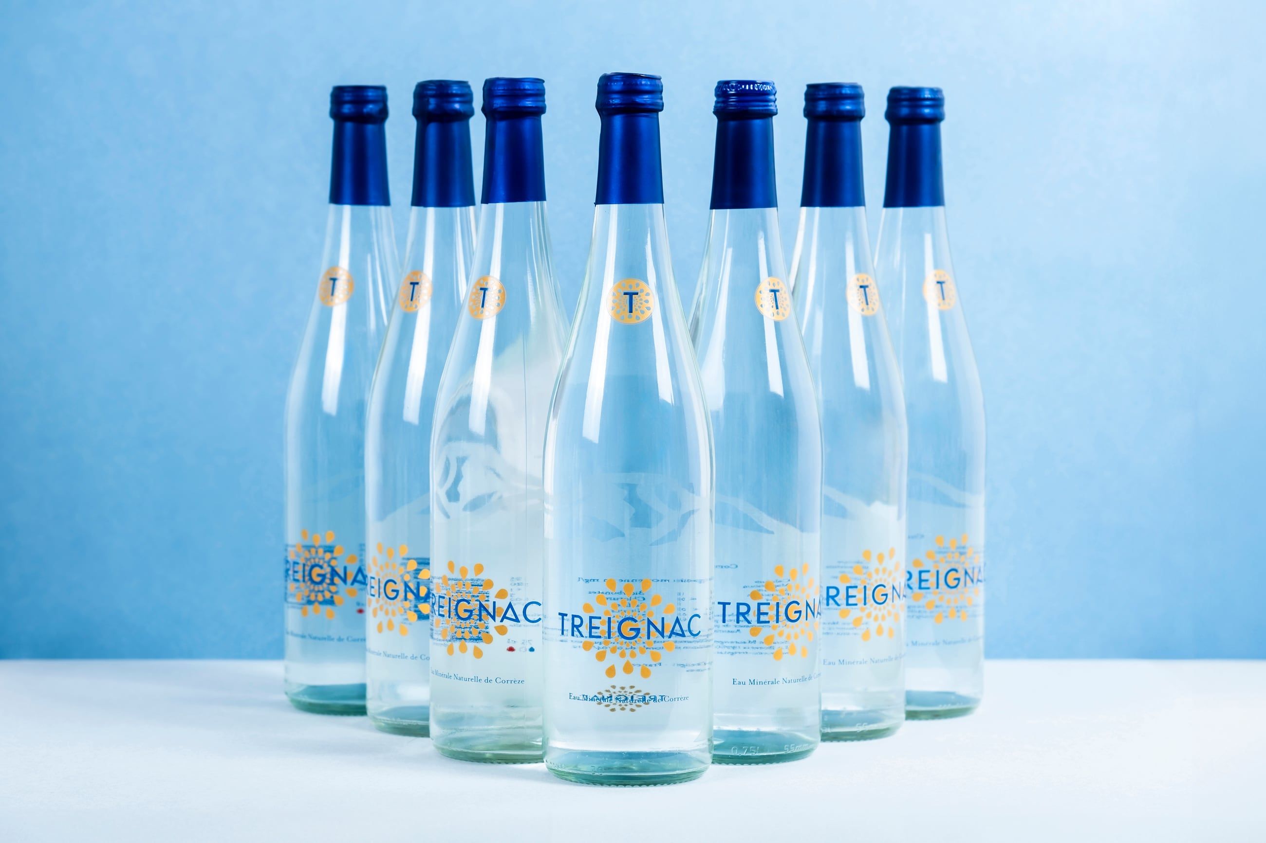 Bouteilles de Treignac en verre et en PET alignées